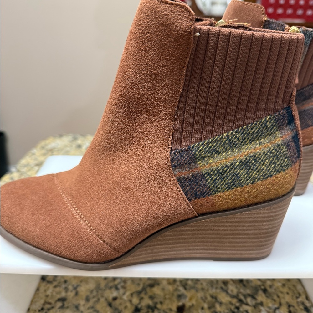 Chic Brown Ankle Booties with Patterned Accents - image 2